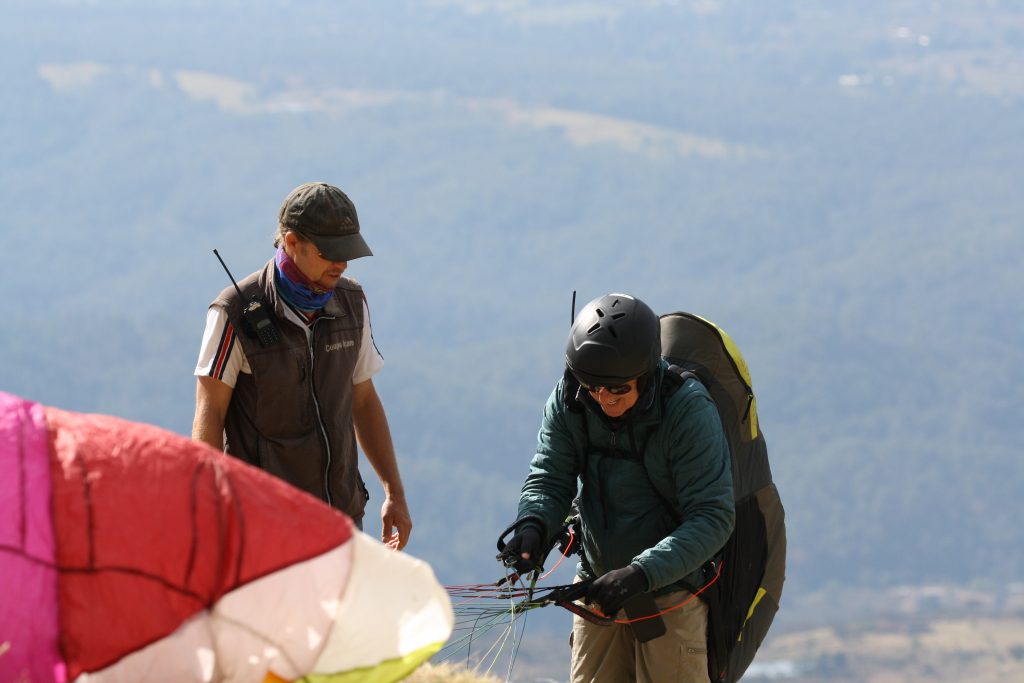 Damien coaching a student pilot on launch technique